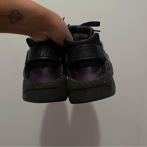 Nike Huaraches Sneakers - Picture 3 of 3